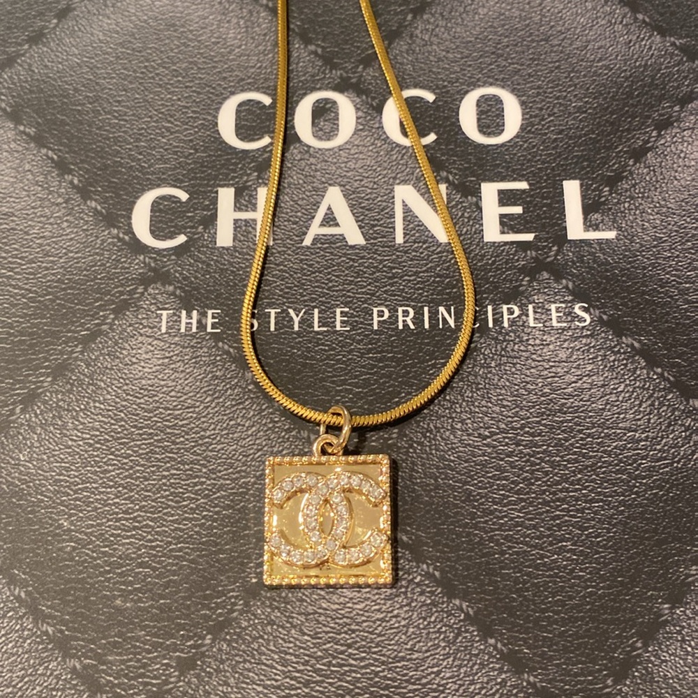 CHANEL stamped Zipper Pull Pendant - Picture 7 of 9